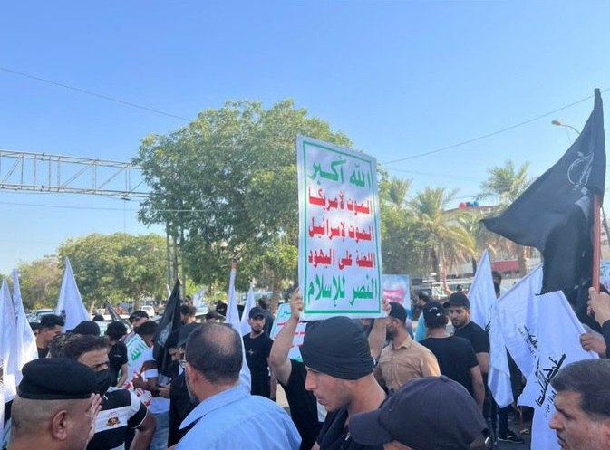 متظاهرون أمام السفارة الأمريكية في بغداد يطالبون بوضع حد لتدخلات واشنطن (1)